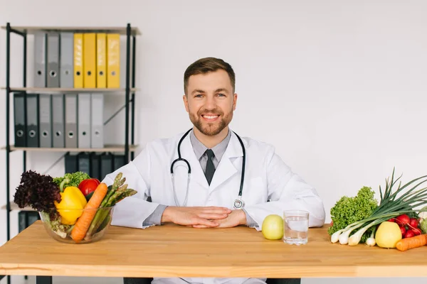 Feliz Nutricionista Médico Sentado Lugar Trabajo Escritorio Oficina Entre Las — Foto de Stock