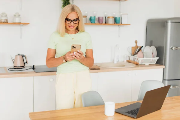Modern Attractive Middle Aged Woman Talking Phone Drinking Coffee Kitchen — Stock Photo, Image