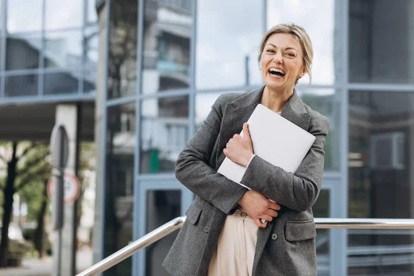 Portrait Mature Business Woman Smiling Emotions Holding Laptop Modern Urban — Stock Photo, Image