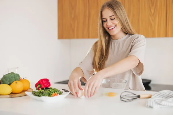 Glad Söt Blond Kvinna Pyjamas Förbereder Frukost Ägg Och Färska — Stockfoto
