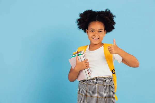 Fröhliches Afroamerikanisches Schulmädchen Zeigt Cool Auf Blauen Hintergrund Zurück Zum — Stockfoto