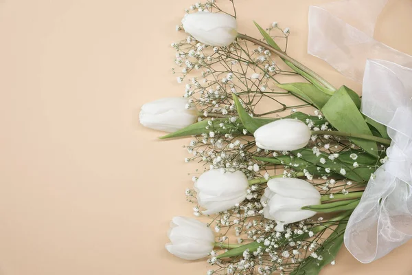 Białe Tulipany Cygańskie Kwiaty Bukiet Beżowym Tle Dzień Matki Pomysł — Zdjęcie stockowe