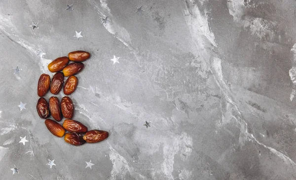 Ramadan Kareem Mit Dattelfrüchten Form Einer Mondsichel Auf Grauem Steinhintergrund — Stockfoto