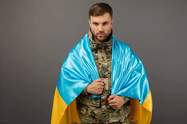 Portrait Courageous Ukrainian Military Man Holding Flag Ukraine Freedom Concept — Stock Photo, Image
