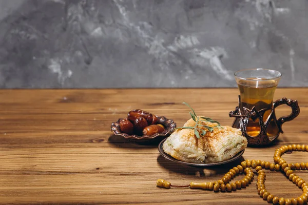Ramadan Konzept Tasse Tee Teller Mit Süßen Datteln Und Baklava — Stockfoto