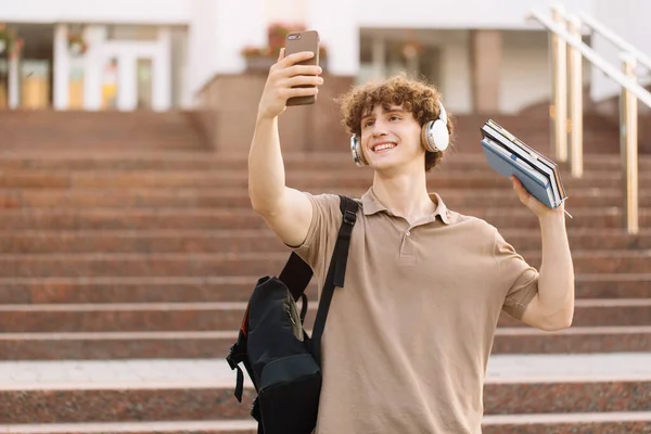 Retrato Atractivo Pelo Rizado Estudiante Masculino Auriculares Sonriendo Tomando Selfie —  Fotos de Stock