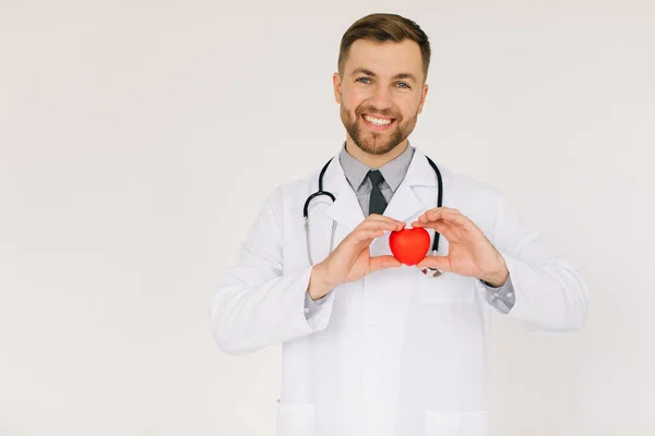 Ευτυχισμένη Αρσενικό Καρδιολόγος Γιατρός Κρατώντας Την Καρδιά Λευκό Φόντο — Φωτογραφία Αρχείου