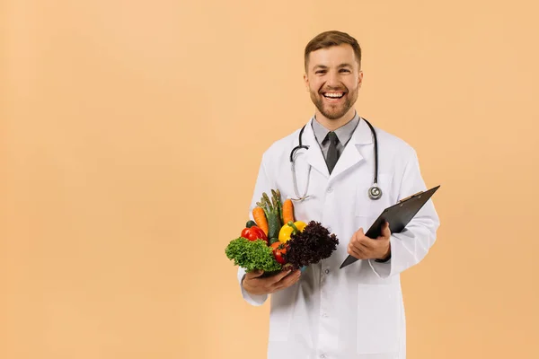 Nutricionista Médico Varón Feliz Con Estetoscopio Sosteniendo Verduras Frescas Sobre — Foto de Stock