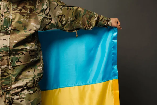 Portrett Modig Ukrainsk Militærmann Som Holder Ukrainas Flagg Frihetskonseptet – stockfoto