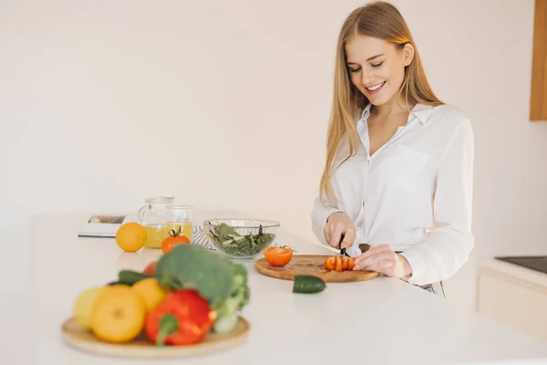Glad Söt Blond Kvinna Förbereder Sallad Köket — Stockfoto