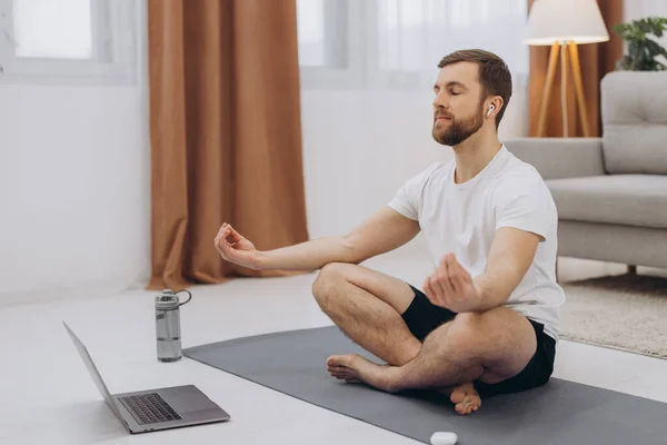 Bleiben Sie Quarantäne Ruhig Millennial Typ Meditiert Mit Trainer Online — Stockfoto