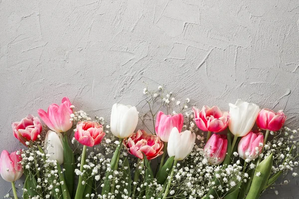 Ροζ Τουλίπες Και Λευκές Γυψόφυλλες Ανθίζουν Μπουκέτο Ένα Κομψό Γκρι — Φωτογραφία Αρχείου