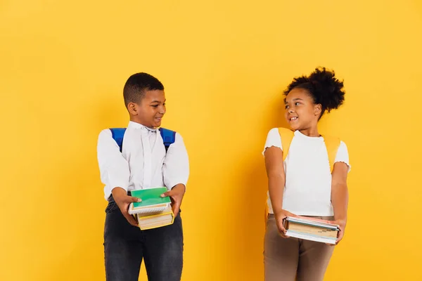 Boldog Afro Amerikai Iskolás Lány Iskolás Tartja Könyvek Együtt Sárga — Stock Fotó