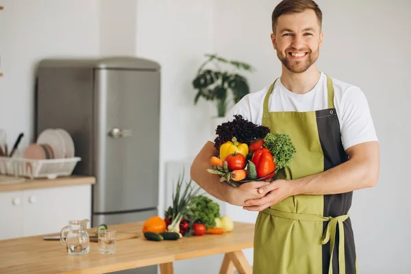 Portrét Šťastného Muže Držícího Talíř Čerstvé Zeleniny Pozadí Kuchyně Doma — Stock fotografie