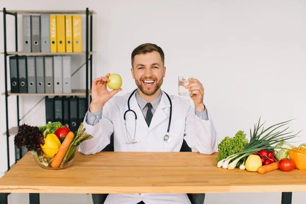 Nutricionista Médico Feliz Sentado Lugar Trabajo Escritorio Oficina Entre Verduras —  Fotos de Stock