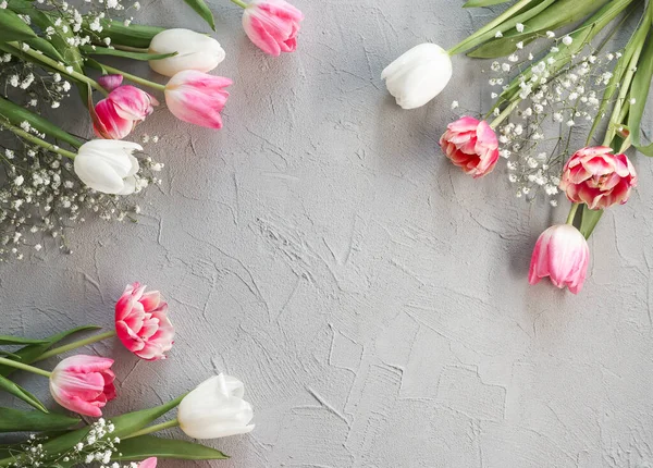 Розовые Тюльпаны Белый Букет Цветов Гипсофилы Стильном Сером Каменном Фоне — стоковое фото