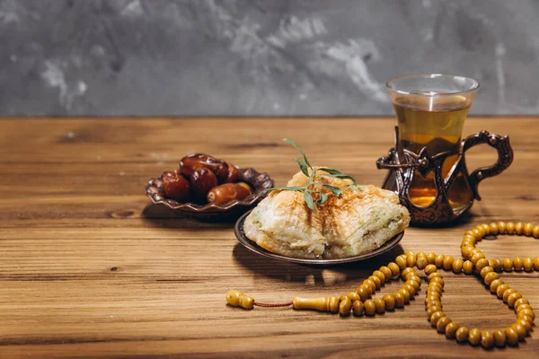 Ramazan Konsepti Bir Fincan Çay Bir Tabak Tatlı Hurma Baklava — Stok fotoğraf