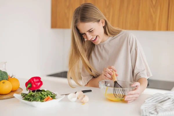 Glad Söt Blond Kvinna Pyjamas Slår Ägg Till Frukost Köket — Stockfoto