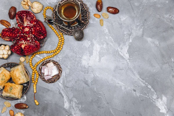 Stilvolles Banner Mit Traditionellem Arabischen Geschirr Und Essensgarnituren Tasse Tee — Stockfoto