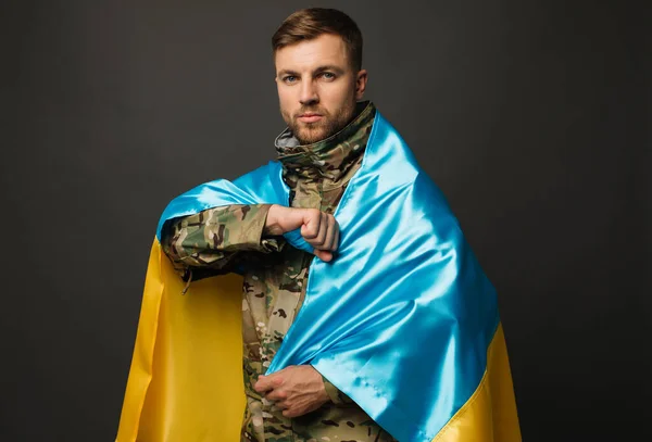 Porträtt Modig Ukrainsk Militär Man Som Håller Ukrainas Flagga Frihet — Stockfoto