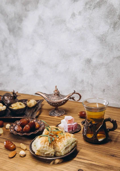 Getrocknete Datteln Und Tee Auf Einem Holztisch Arabische Traditionelle Gerichte — Stockfoto
