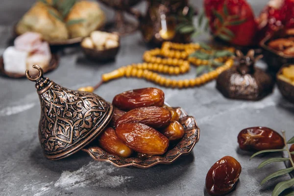 Ramadan Tisch Datteln Auf Dem Hintergrund Traditioneller Gerichte Mit Anderen — Stockfoto