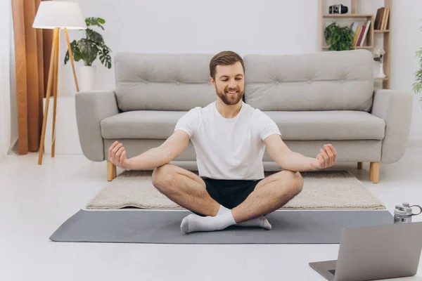 Mantenham Calma Quarentena Millennial Cara Meditando Com Treinador Line Conexão — Fotografia de Stock
