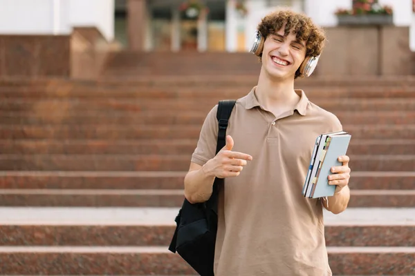 Retrato Feliz Atraente Estudante Sexo Masculino Segurando Livros Passou Excelentes — Fotografia de Stock