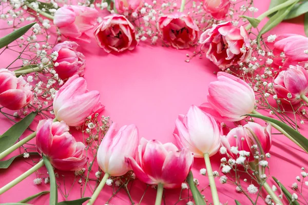 Ροζ Τουλίπες Και Λευκές Γυψόφυλλες Ανθίζουν Μπουκέτο Ροζ Φόντο Επιλεκτική — Φωτογραφία Αρχείου