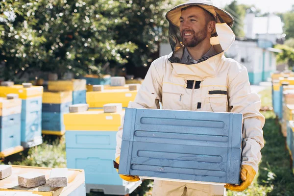 Счастливый Пчеловод Защитном Костюме Держит Улей Пасеке — стоковое фото