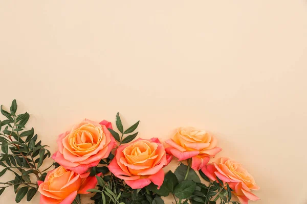 Μπουκέτο Πορτοκαλί Τριαντάφυλλα Μπεζ Φόντο Ημέρα Της Μητέρας Ημέρα Του — Φωτογραφία Αρχείου