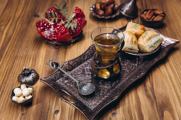 Ramazan Masası Manzarası Geleneksel Arap Yemekleri Çay Yemek Takımları — Stok fotoğraf