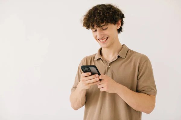 Atraente Jovem Estudante Sexo Masculino Usando Telefone Fundo Branco Com — Fotografia de Stock
