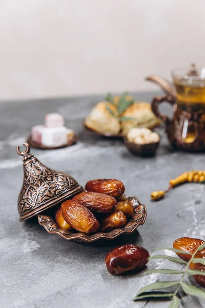 Table Ramadan Dates Sur Fond Plats Traditionnels Aux Fruits Secs — Photo
