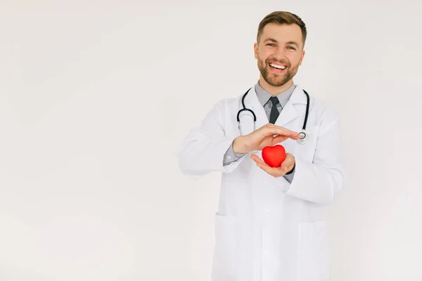 Den Glada Manliga Kardiolog Läkare Som Håller Hjärtat Vit Bakgrund — Stockfoto