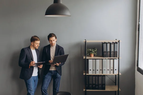 Young Business Men Standing Together Holding Laptop Modern Office Discussing — Stock Photo, Image
