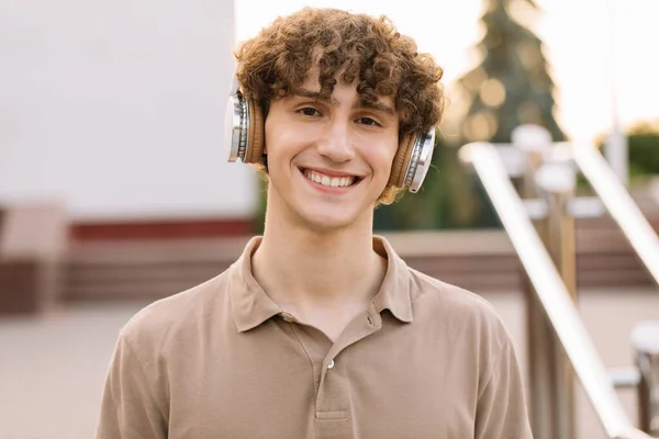Retrato Atractivo Estudiante Masculino Pelo Rizado Auriculares Sonriendo — Foto de Stock
