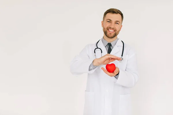 Der Glückliche Männliche Kardiologe Mit Herz Auf Weißem Hintergrund — Stockfoto
