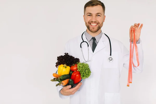Der Arzt Ernährungsberater Mit Stethoskop Hält Frisches Gemüse Und Lineal — Stockfoto