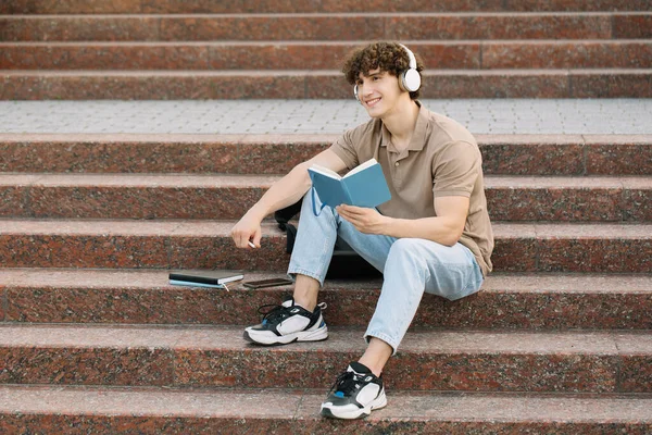 Çekici Erkek Öğrenci Üniversitenin Merdivenlerinde Oturur Bir Şeyler Okur Sınavlara — Stok fotoğraf