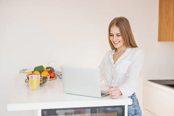 Mulher Loira Feliz Sorridente Procura Receita Laptop Internet Cozinha — Fotografia de Stock