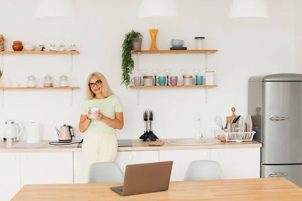 Moderne Attraktive Frau Mittleren Alters Trinkt Kaffee Und Arbeitet Hause — Stockfoto