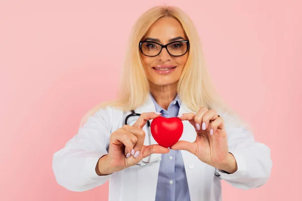 Gammal Kvinna Läkare Glasögon Med Stetoskop Håller Hjärtat Den Rosa — Stockfoto