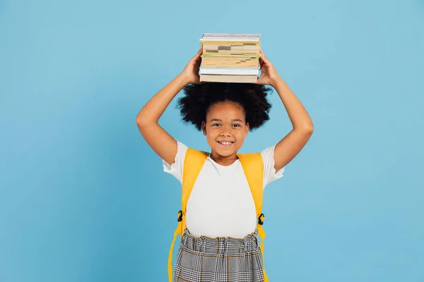 Mutlu Afrikalı Amerikalı Okul Kızı Elinde Kitaplarla Mavi Arka Planda — Stok fotoğraf