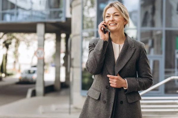 Portrait Beautiful Mature Business Woman Suit Gray Jacket Smiling Talking — Stock Photo, Image