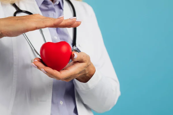 Kvinna Läkare Glasögon Med Stetoskop Hålla Hjärtat Den Blå Bakgrunden — Stockfoto