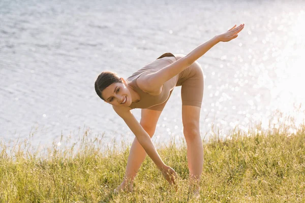 Wanita Bahagia Berlatih Yoga Luar Rumah Tepi Sungai — Stok Foto