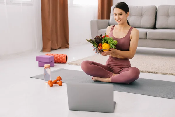 Athletic Young Woman Blogger Nutritionist Holds Vegetables Leads Video Call — Stock Photo, Image
