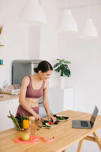 Athletic Woman Blogger Nutritionist Prepare Salad Fresh Vegetables Conducts Video — Stock fotografie