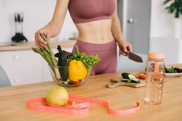 Mulher Esportiva Preparando Salada Legumes Frescos Cozinha Conceito Alimentação Saudável — Fotografia de Stock